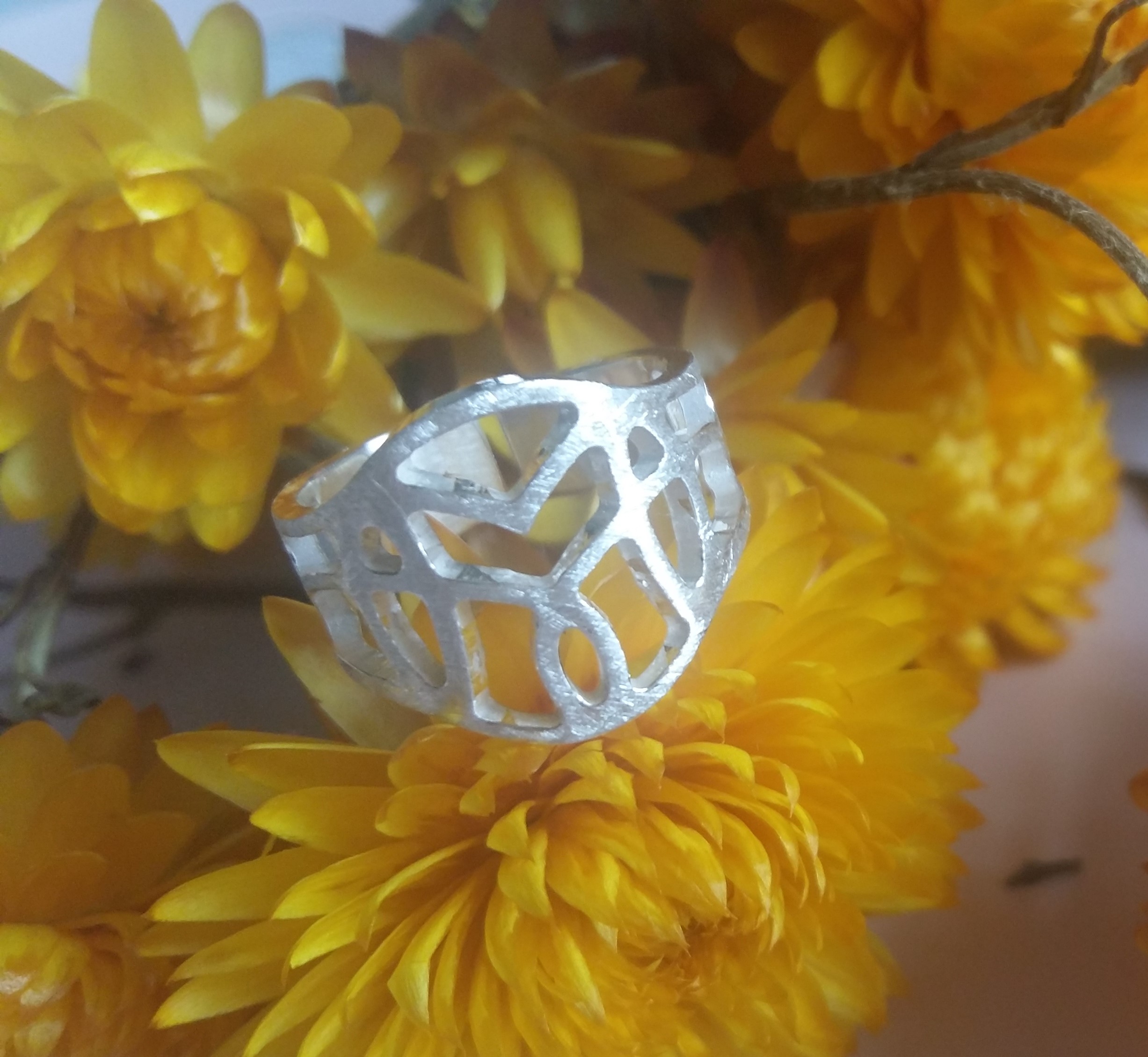 Adjustable ring in recycled silver.